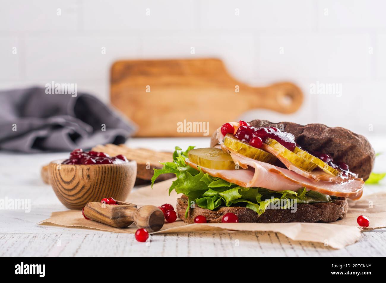 Panino fatto in casa con tacchino per il giorno del Ringraziamento Foto Stock