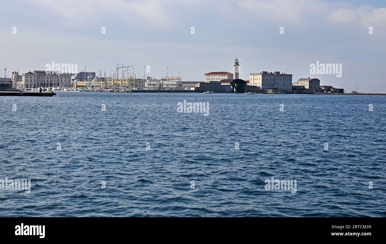 Trieste, Italia - 14 ottobre 2014: Faro la Lanterna presso il porto Adriatico nella Baia di Trieste, Autunno. Foto Stock