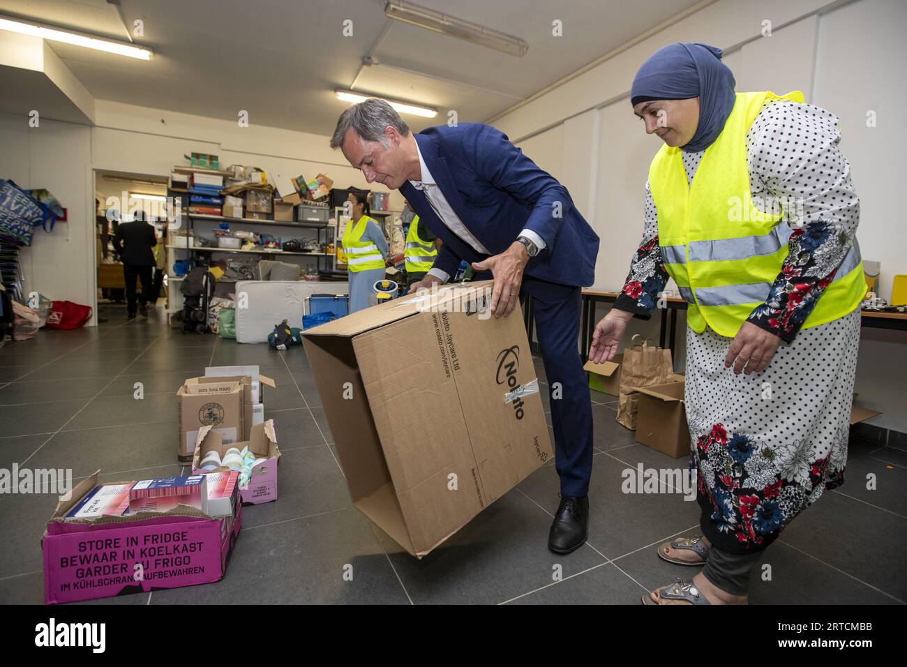 Gent, Belgio. 12 settembre 2023. Il primo ministro Alexander De Croo ha fotografato durante la raccolta di vari tipi di beni di soccorso per le vittime del terremoto in Marocco, martedì 12 settembre 2023 a Gent. Un grave terremoto che ha colpito il Marocco venerdì scorso ha ucciso oltre 2000 persone e ne ha feriti più di 2.400. BELGA PHOTO NICOLAS MAETERLINCK Credit: Belga News Agency/Alamy Live News Foto Stock