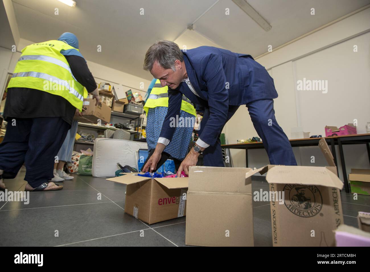 Gent, Belgio. 12 settembre 2023. Il primo ministro Alexander De Croo ha fotografato durante la raccolta di vari tipi di beni di soccorso per le vittime del terremoto in Marocco, martedì 12 settembre 2023 a Gent. Un grave terremoto che ha colpito il Marocco venerdì scorso ha ucciso oltre 2000 persone e ne ha feriti più di 2.400. BELGA PHOTO NICOLAS MAETERLINCK Credit: Belga News Agency/Alamy Live News Foto Stock