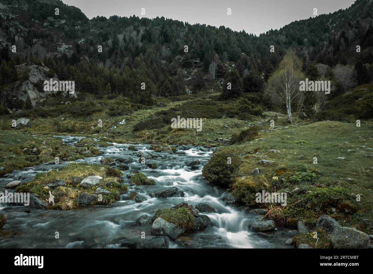 Un paesaggio montuoso ad Andorra in una giornata cupa Foto Stock