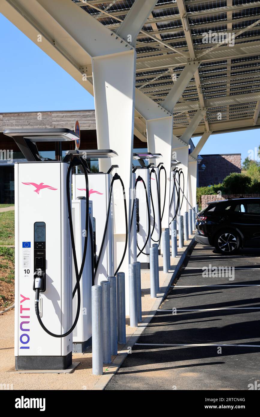 Stazione di ricarica per veicoli elettrici per autostrade a basse emissioni di carbonio. Viaggi, trasporti, inquinamento autostradale ed ecologia. Francia, Europa. Foto di Hugo Martin. Foto Stock