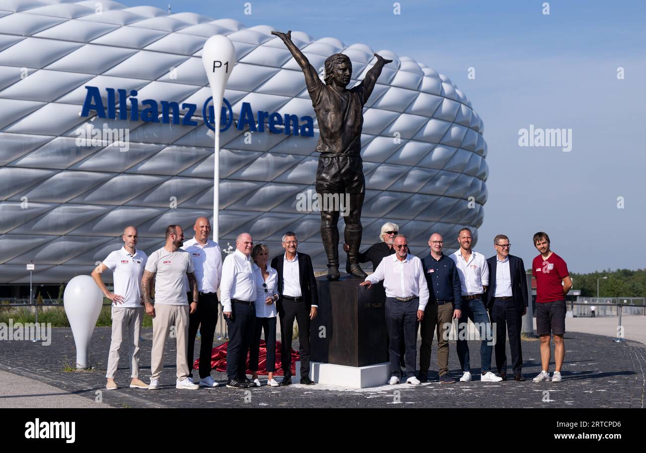 Monaco, Germania. 12 settembre 2023. Uli Hoeneß (4° da sinistra), presidente onorario del FC Bayern München, Uschi Müller (5° da sinistra), moglie di Gerd Müller, e Herbert Hainer (6° da sinistra), presidente del FC Bayern München, assistono alla dedica del monumento in onore di Gerd Müller di fronte all'Allianz Arena. GERD Müller ha fatto la storia del calcio come attaccante di livello mondiale con il Bayern Monaco e la nazionale tedesca. Morì nell'agosto 2021 all'età di 75 anni. Crediti: Sven Hoppe/dpa/Alamy Live News Foto Stock