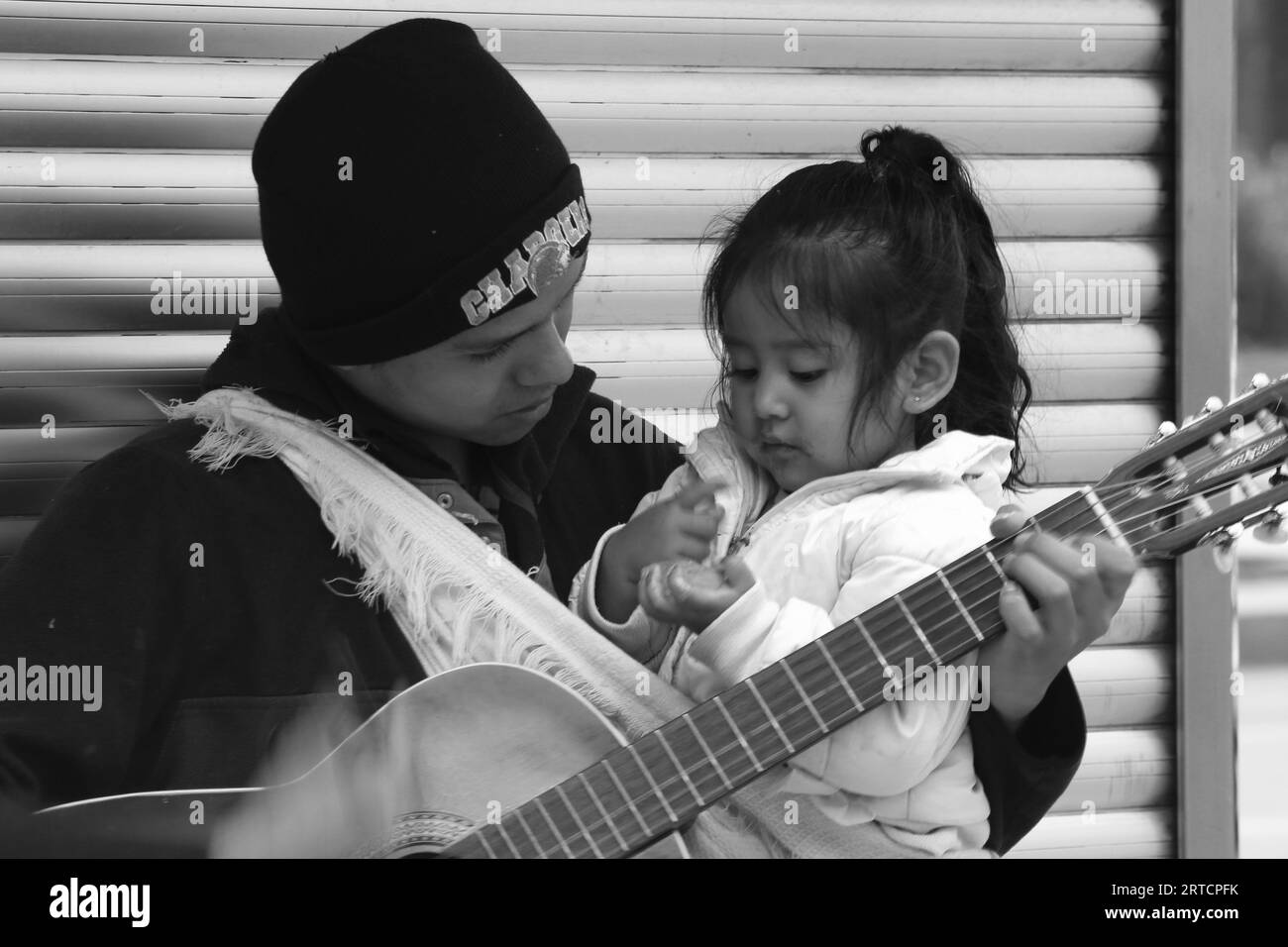 Padre che canta a sua figlia mentre lavora nel centro di città del Messico, 2019. Foto Stock