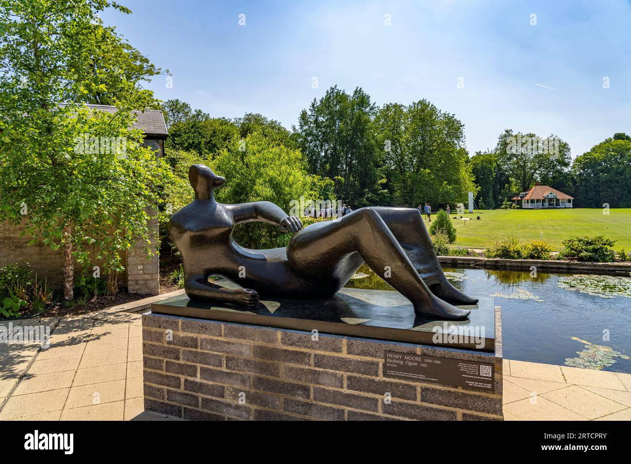 Scultura di Henry Moore nel parco del Worcester College, University of Oxford, Oxfordshire, Inghilterra, Regno Unito, Europa Foto Stock