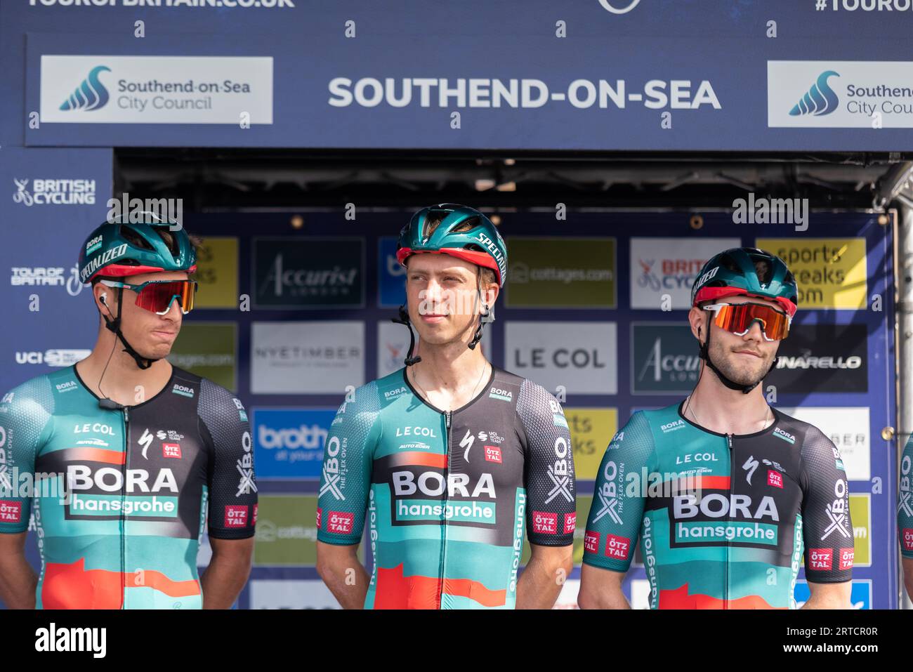 Danny van Poppel, IDE Schelling, Matt Walls, piloti del team Bora-Hansgrohe alla gara ciclistica Tour of Britain la fase 6 parte da Southend on Sea, Essex, Regno Unito Foto Stock