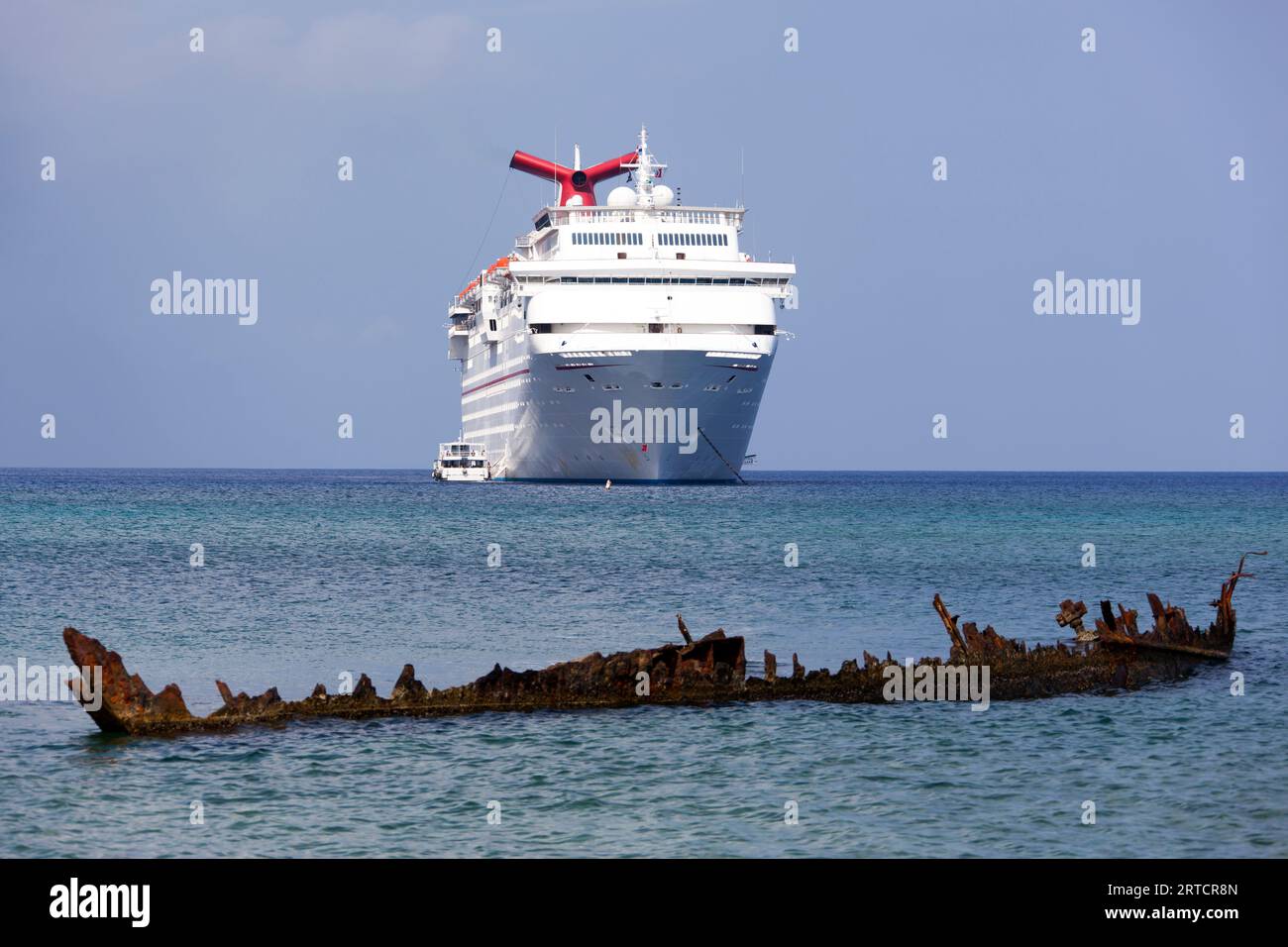 La vista dalla spiaggia dell'isola di Grand Cayman di una nave sommersa e di una nave da crociera sullo sfondo (Isole Cayman). Foto Stock