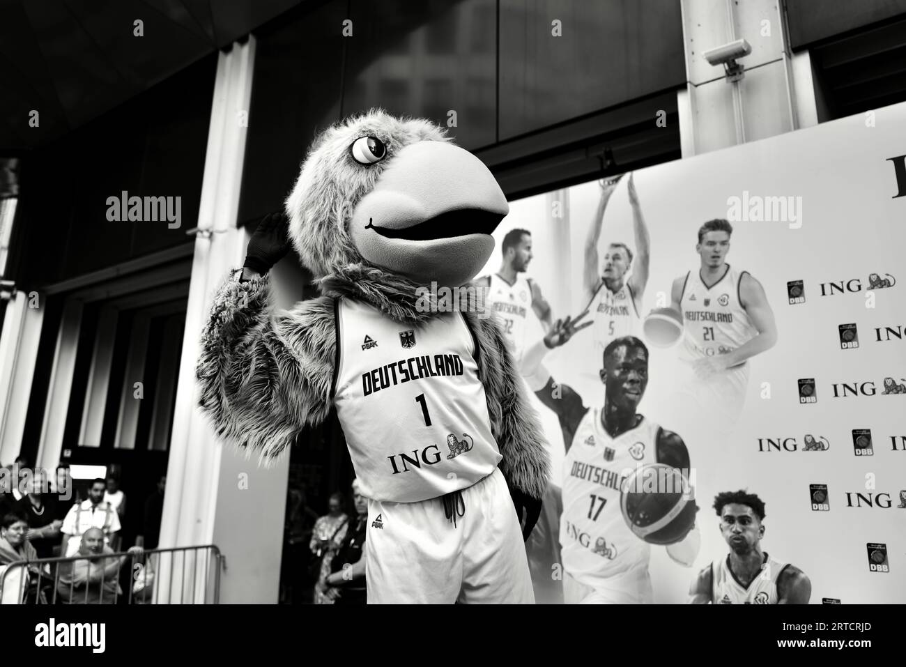 Francoforte, Germania. 12 settembre 2023. Francoforte, Germania, 12 settembre 2023: Arnold (la mascotte tedesca ) celebra la Nazionale tedesca di pallacanestro - vincitori della Coppa del mondo di pallacanestro 2023, presso il quartier generale ING di Francoforte, Germania. (Julia Kneissl/SPP) credito: SPP Sport Press Photo. /Alamy Live News Foto Stock