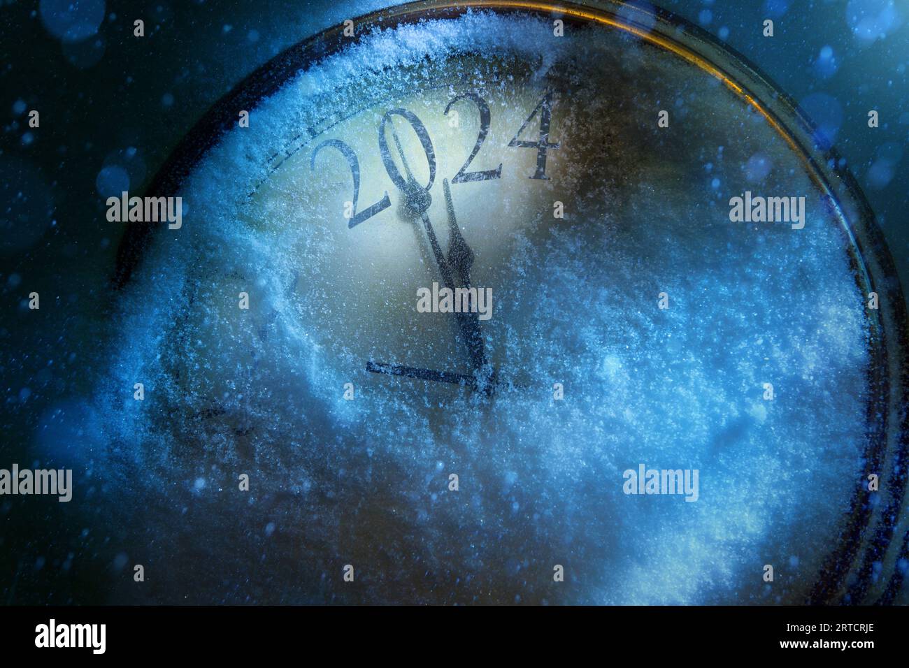 2024 felice anno nuovo; sfondo del design dei biglietti di auguri di Natale. Vigilia delle feste natalizie; poster, banner o sfondo di invito con orologi da neve Foto Stock