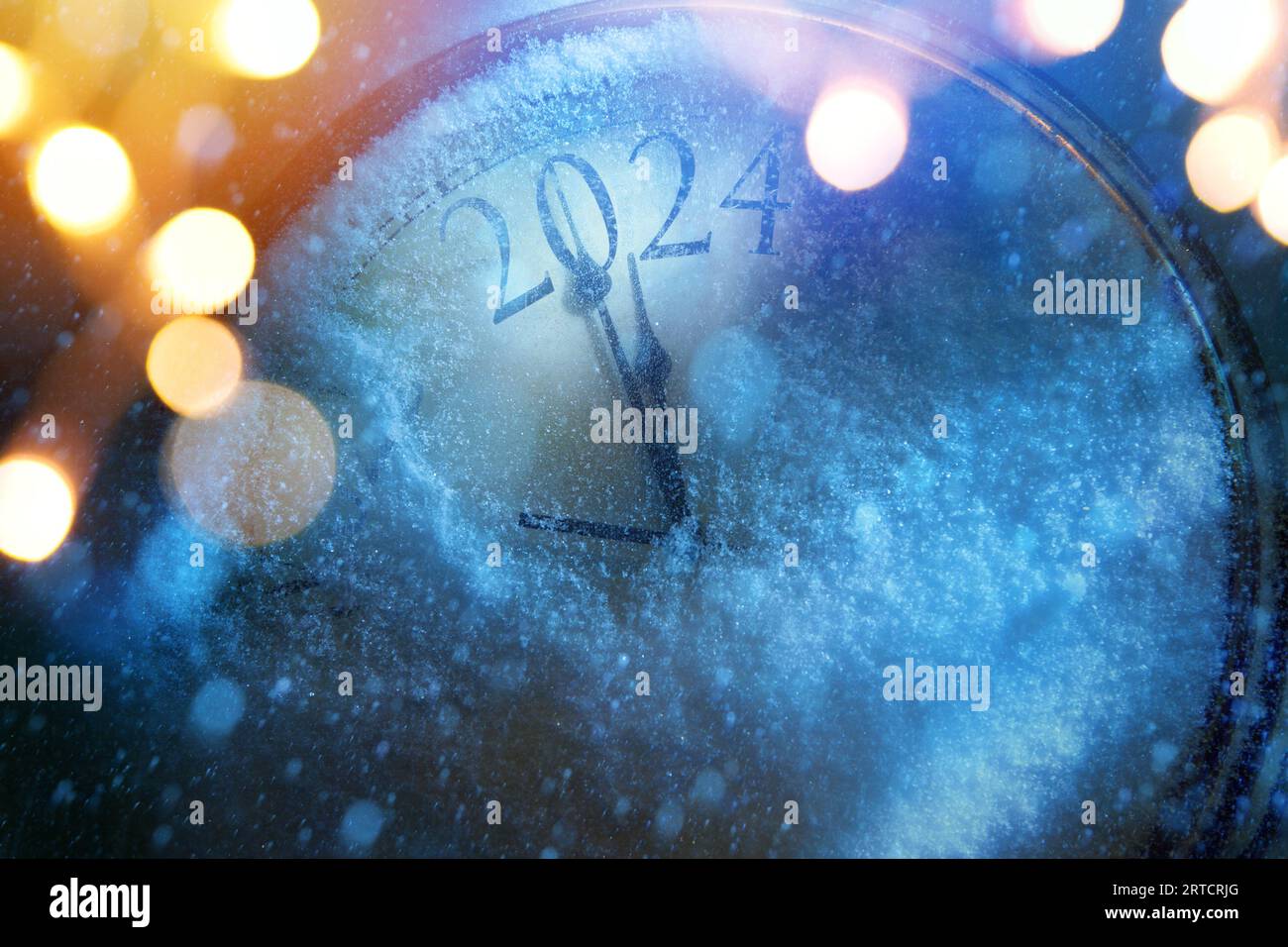 2024 felice anno nuovo; sfondo del design dei biglietti di auguri di Natale. Vigilia delle feste natalizie; poster, banner o sfondo di invito con orologi da neve Foto Stock