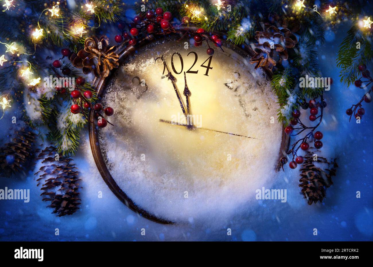 2024 felice anno nuovo; sfondo del design dei biglietti di auguri di Natale. Vigilia delle feste di Natale; poster, banner o sfondo di invito con orologi da neve e. Foto Stock