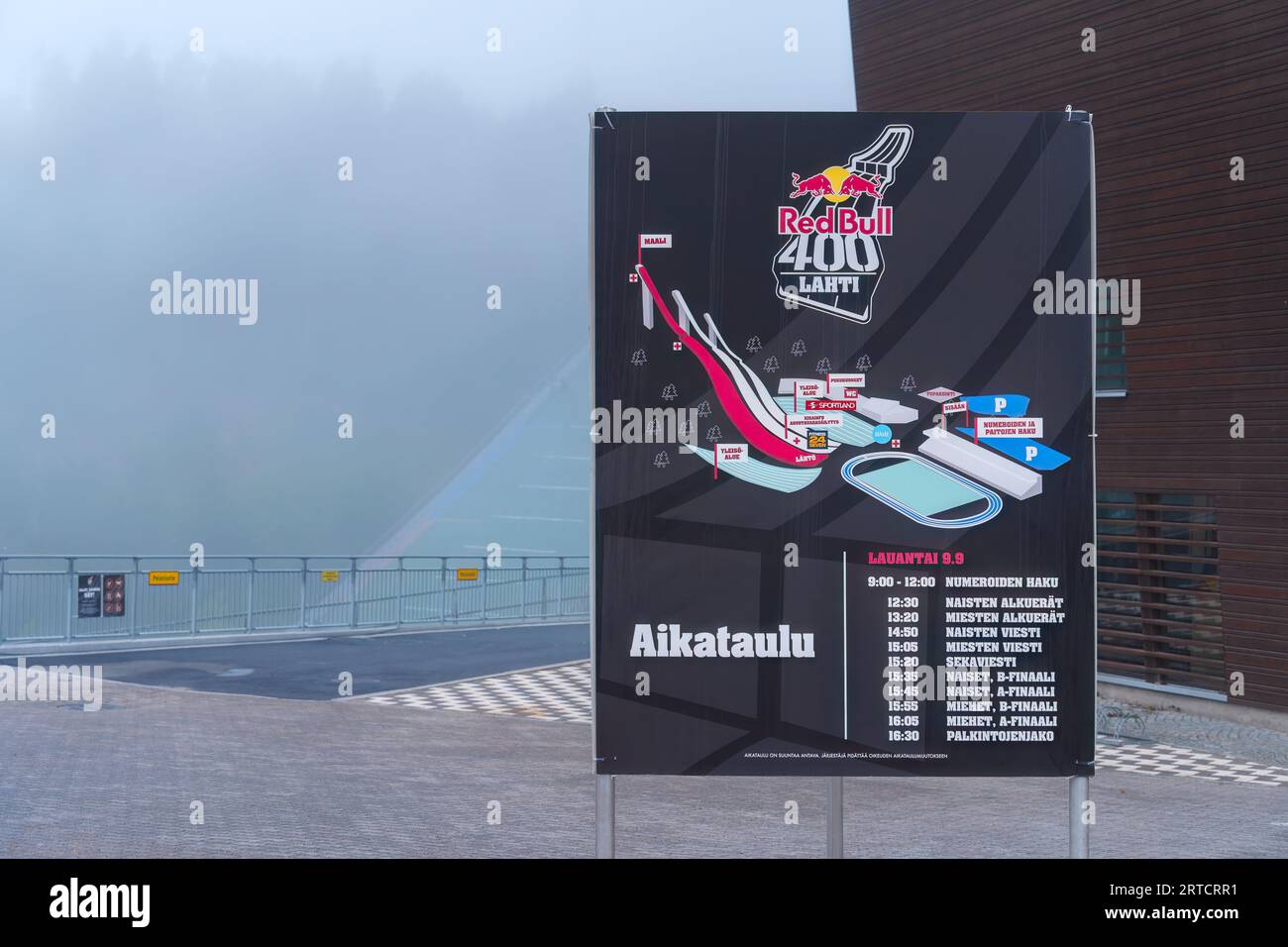 Lahti, Finlandia. 9 settembre 2023: Orario Red Bull 400 nel centro di salto con gli sci di Lahti, nella nebbia mattutina. Foto Stock