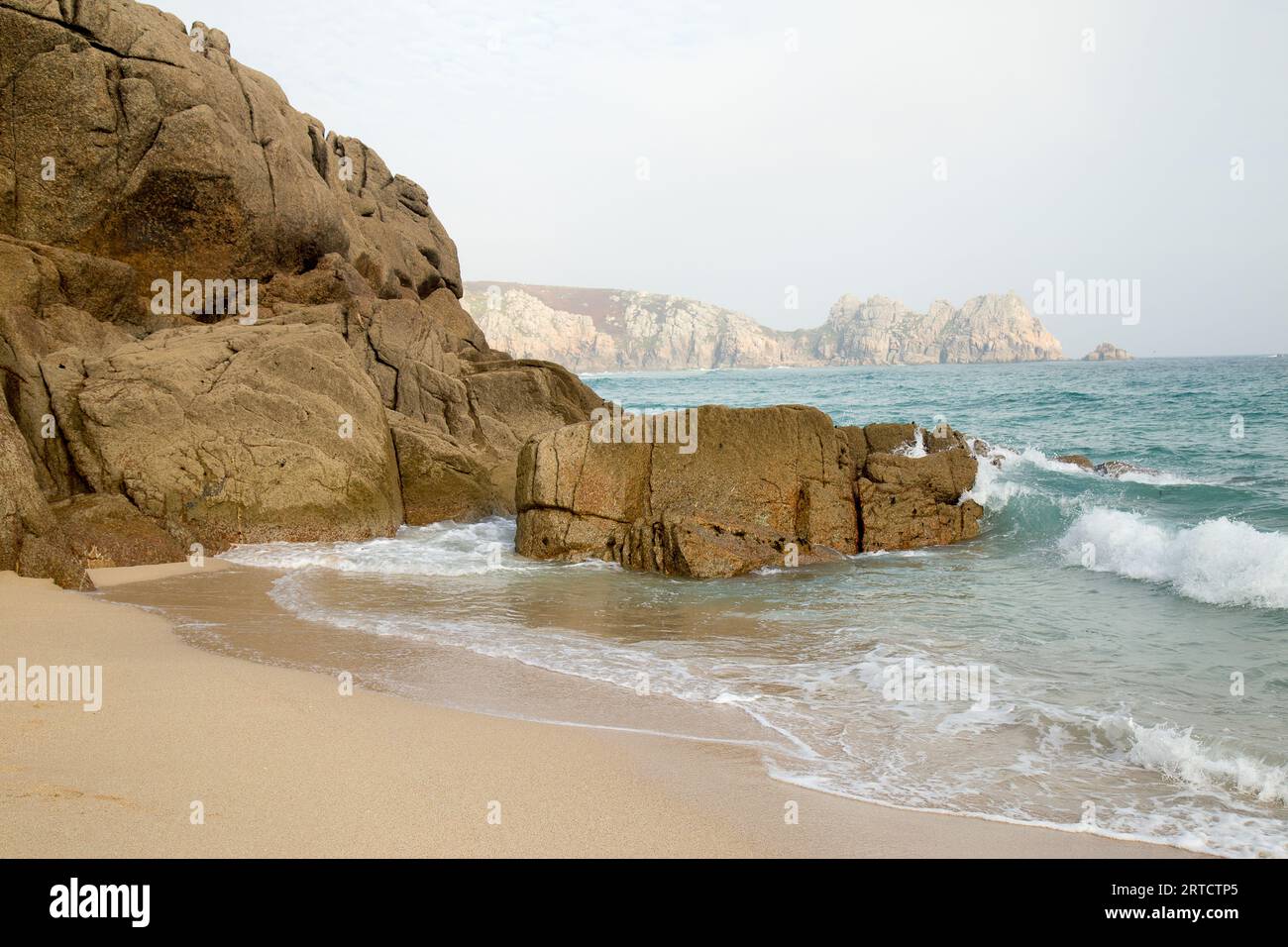 Porth Curno Porthcurno Beach Cornovaglia Foto Stock