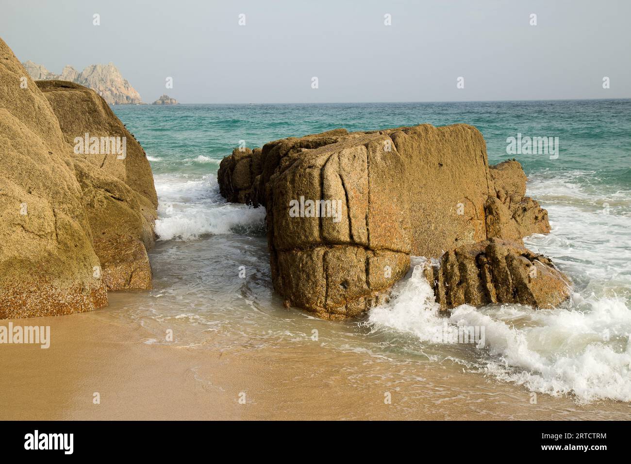 Porth Curno Porthcurno Beach Cornovaglia Foto Stock
