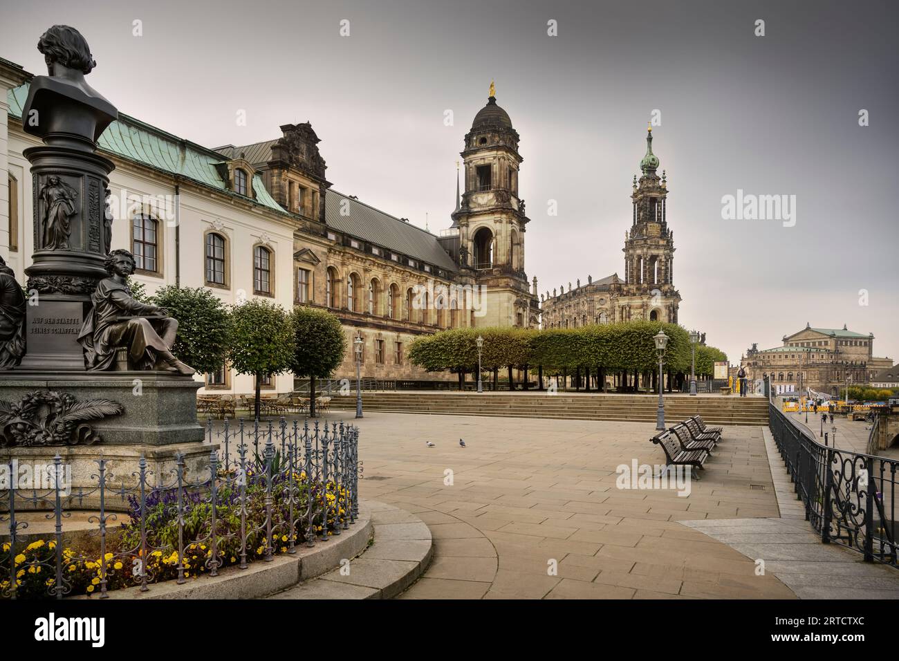 Vista da Terrassenufer sul Monumento Ernst Rietschel alla Cattedrale Sanctissimae Trinitatis, Dresda, libero Stato di Sassonia, Germania, Europa Foto Stock