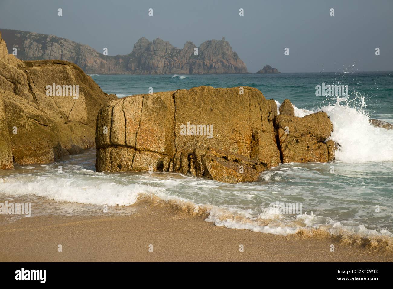 Porth Curno Porthcurno Beach Cornovaglia Foto Stock