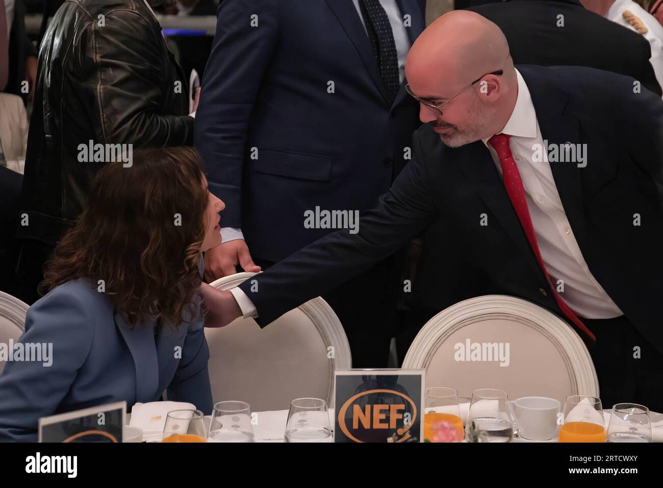 Madrid, Spagna. 12 settembre 2023. Il delegato del governo di Madrid, Francisco MartÌn, saluta Isabel DÌaz Ayuso, presidente della Comunità di Madrid durante l'evento presso l'hotel Ritz di Madrid. Questa mattina una nuova edizione delle colazioni informative organizzate dal Nueva Economía Forum (NEF), è una delle principali organizzazioni di dibattito politico ed economico in Spagna che si tiene presso l'Hotel Ritz di Madrid. il cui obiettivo è promuovere il dibattito e il dialogo attraverso forum neutrali e plurali. (Foto di David Canales/SOPA Images/Sipa USA) credito: SIPA USA/Alamy Live News Foto Stock