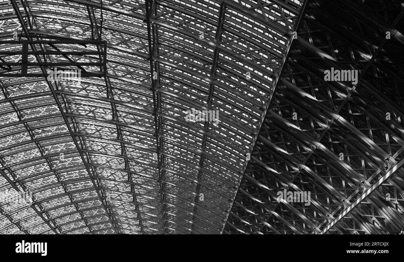Il tetto ad arco Single Span della stazione ferroviaria di Saint Pancras in ferro battuto e glassa, Londra Inghilterra Regno Unito Foto Stock