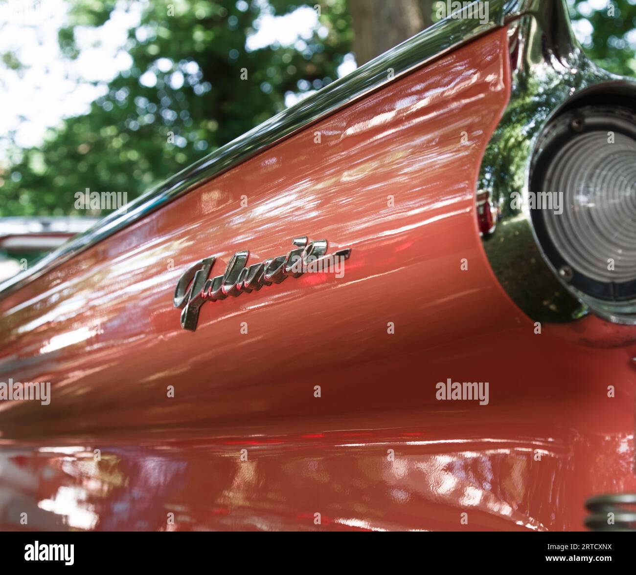 Ala posteriore di Una Ford Galaxie Pink Motor Vehicle degli anni '1950, Southbourne, Inghilterra Regno Unito Foto Stock