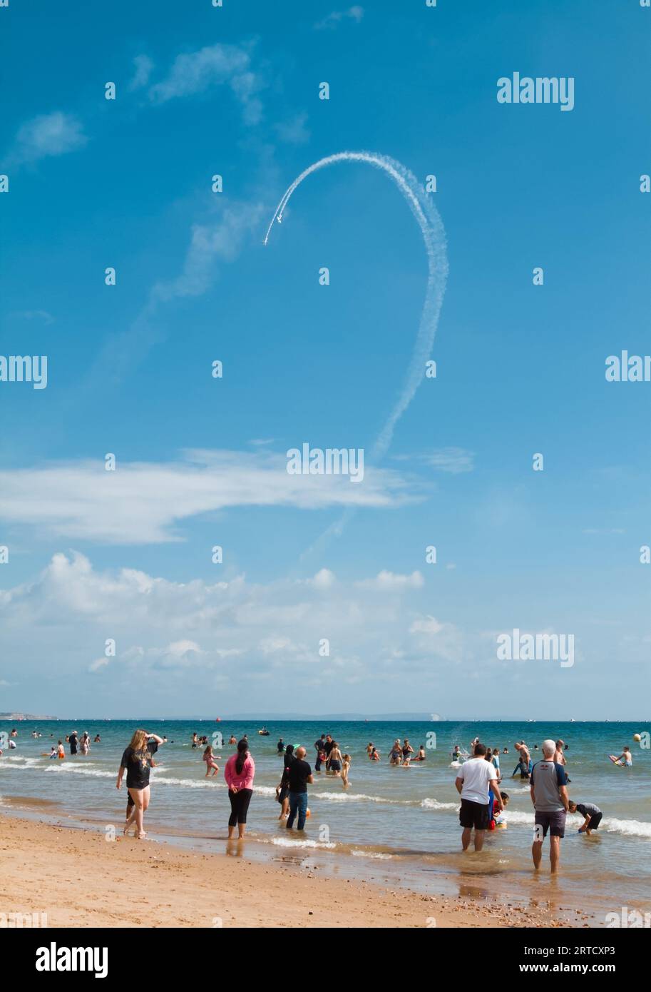 Folla di persone, pubblico a Bournemouth Beach, osservando gli aeroplani che si esibiscono durante il Bournemouth Air Show, Inghilterra Regno Unito Foto Stock