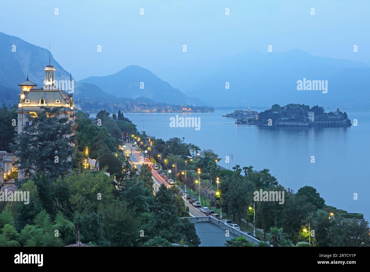 Vista dallo Sky Bar dell'Hotel la Palma di Stresa sul Lago maggiore con Isola bella, Lago maggiore, Piemonte, Italia Foto Stock