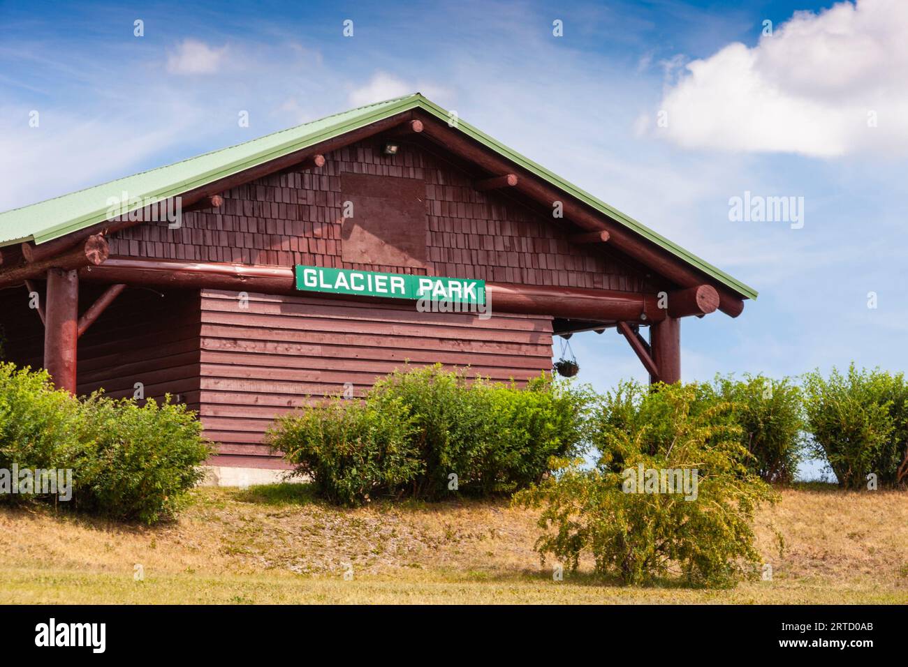 Linee principali della Burlington Northern Railroad all'ingresso del Glacier National Park nel Montana. Il Glacier Lodge fu costruito intorno al 1912. Foto Stock