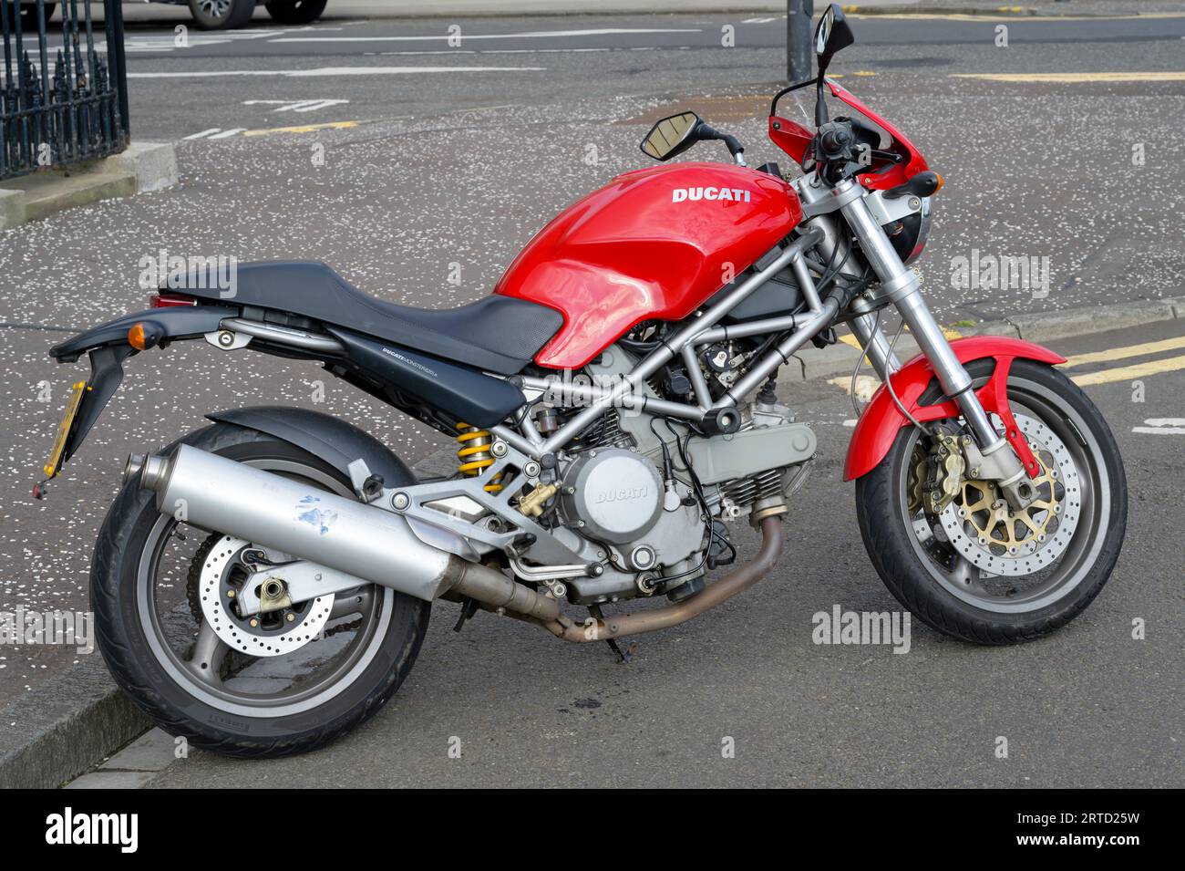 Una Ducati Monster 620 rossa parcheggiata nel centro di Glasgow, Scozia, Regno Unito, Europa Foto Stock