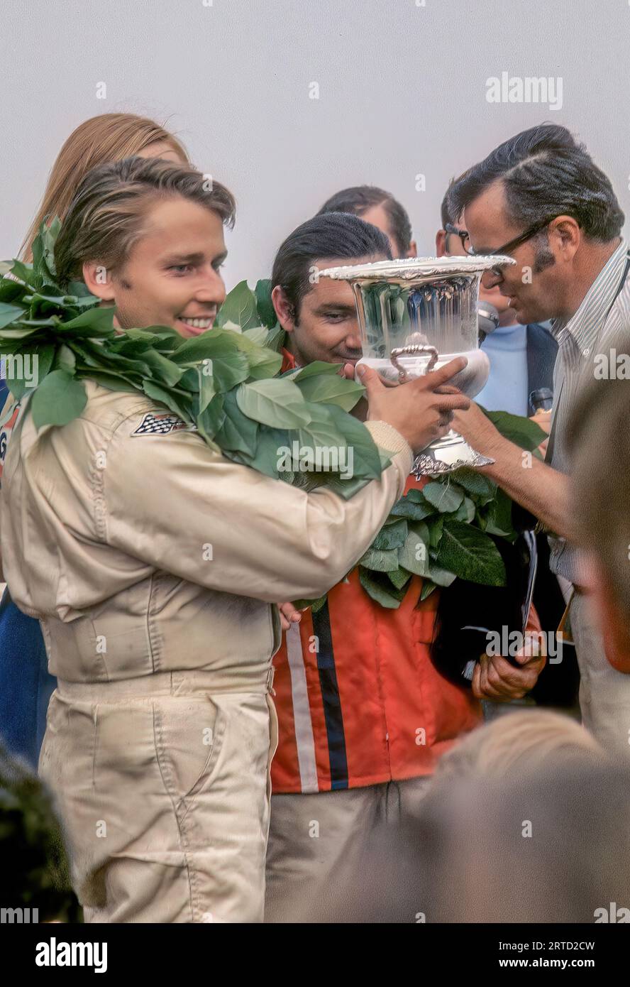 Leo Kinnunen e Pedro Rodriguez con trofeo per il primo posto nella vittoria assoluta nella 6 ore di Watkins Glen del 1970 in una Porsche 917, partì 3°, finì 1° Foto Stock