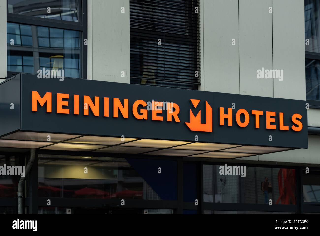 Il logo Meininger Hotels si trova sopra l'entrata dell'esterno dell'edificio. La catena di ospitalità offre alloggi economici per viaggiatori economici. Foto Stock