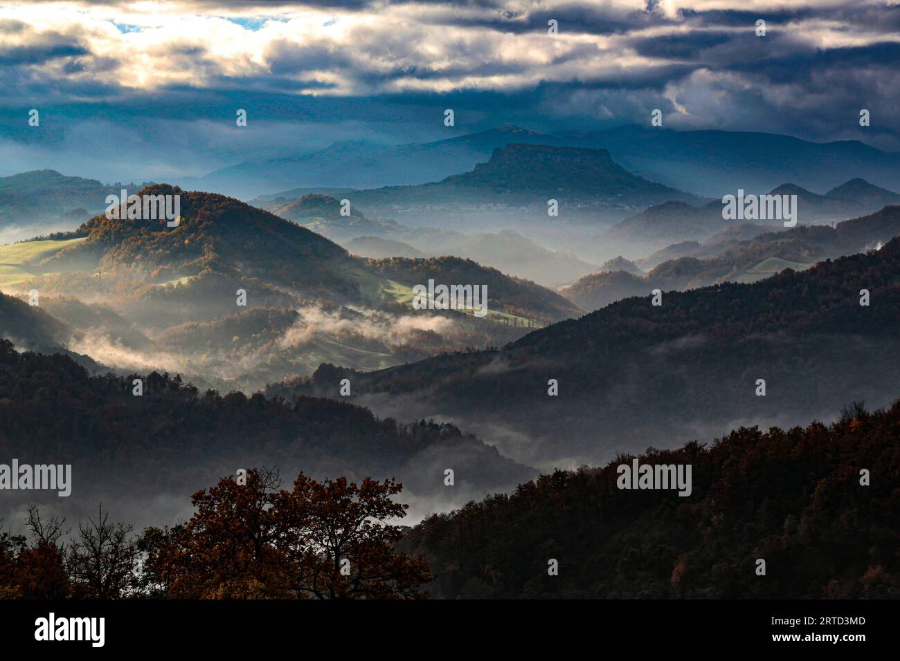 Toscana tranquilla: La bellezza mozzafiato dei Colli Appennini Tosco-Emiliani con la roccia di Bismantova in lontananza Foto Stock