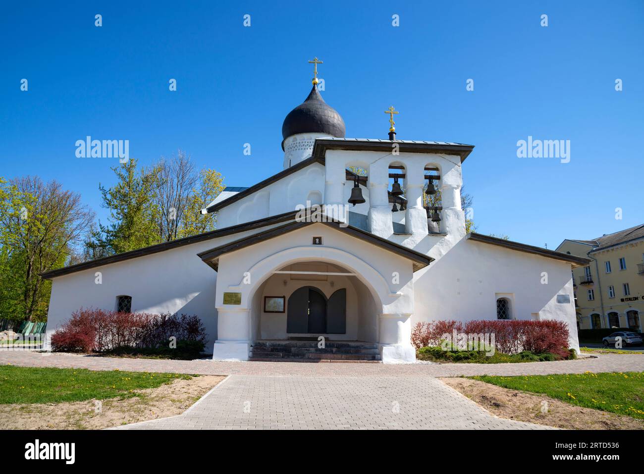 PSKOV, RUSSIA - 08 MAGGIO 2023: L'antica Chiesa della Risurrezione di Cristo in un giorno di primavera. Pskov Foto Stock
