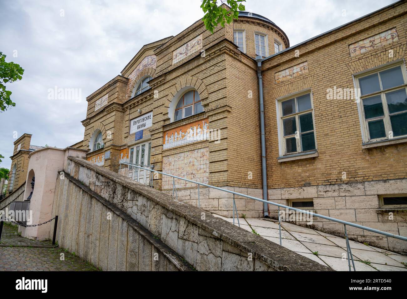 PYATIGORSK, RUSSIA - 7 GIUGNO 2023: Frammento del vecchio edificio "bagni Pirogov" a Pyatigorsk Foto Stock