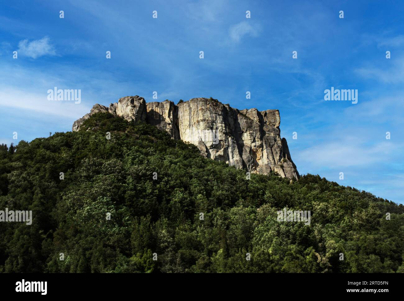 Toscana tranquilla: La bellezza mozzafiato dei Colli Appennini Tosco-Emiliani con la roccia di Bismantova in lontananza Foto Stock