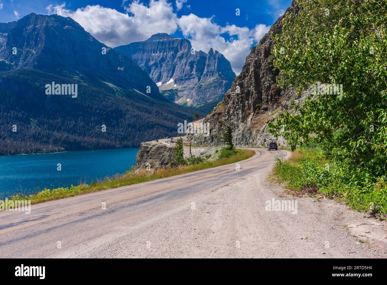 Dirigiti verso la Sun Road nel Glacier National Park in Montana. Questa incredibile strada di 53 km costruita sui lati delle montagne è l'unica strada del parco. Foto Stock