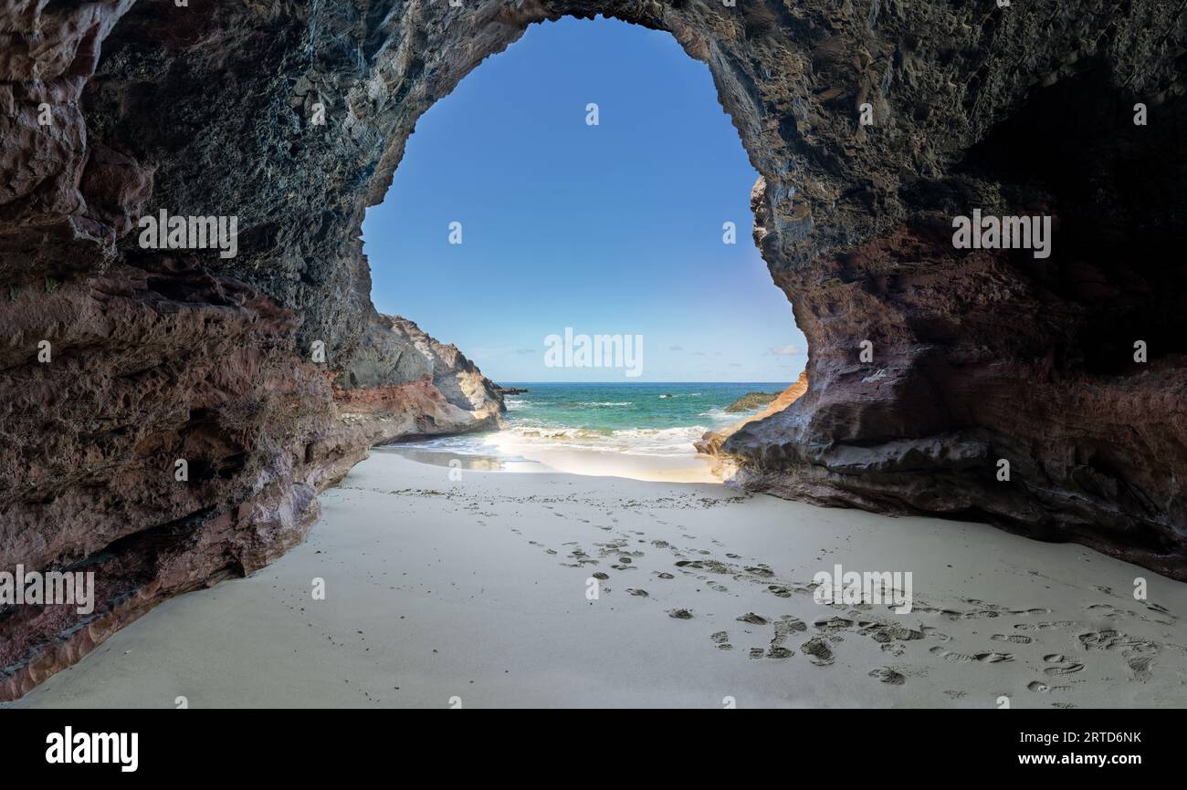 Grotta Cueva de Playa de los Ojos a Fuerteventura - vista panoramica dalla grotta Foto Stock