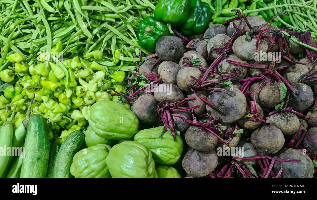 Shot di una varietà di verdure allestite in un negozio di alimentari in India. Foto Stock