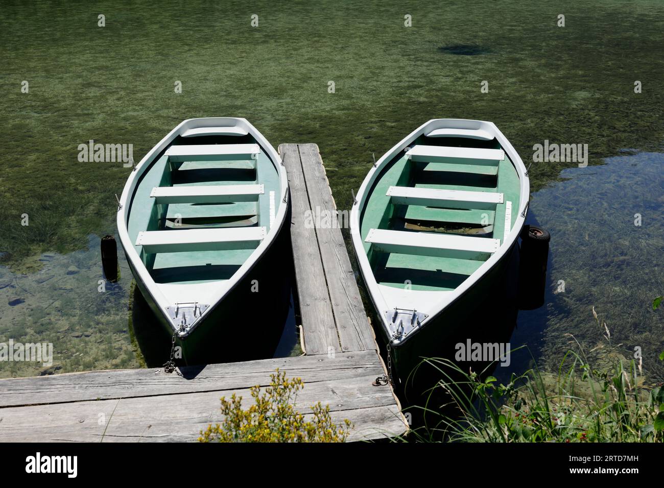 Barca a remi sull'Hintersee vicino a Ramsau in Baviera Foto Stock