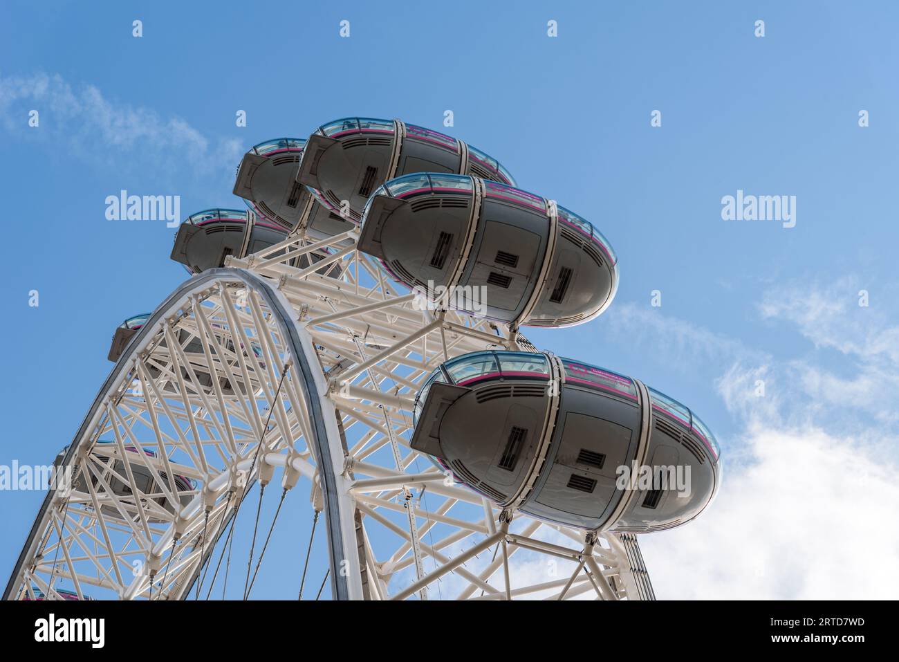 Londra, Regno Unito - 26 agosto 2023: Vista ad angolo ridotto della ruota panoramica London Eye una giornata di sole d'estate. Foto Stock