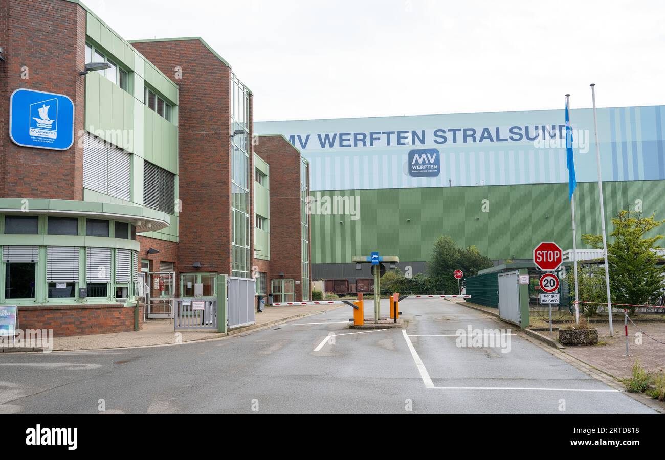 Stralsund, Germania. 12 settembre 2023. Vista del logo Volkswerft Stralsund sul sito degli ex cantieri MV Werften di Stralsund. La Stralsund Volkswerft diventerà un pioniere in tutta la Germania con un impianto per il riciclaggio delle navi basato sui piani della società Leviathan con sede a Brema. Secondo le proprie informazioni, la società ha testato con successo un concetto di demolizione delle navi con praticamente nessuna emissione di CO2. Verranno utilizzati robot e taglierine a getto d'acqua ad alta pressione. Crediti: Stefan Sauer/dpa/Alamy Live News Foto Stock