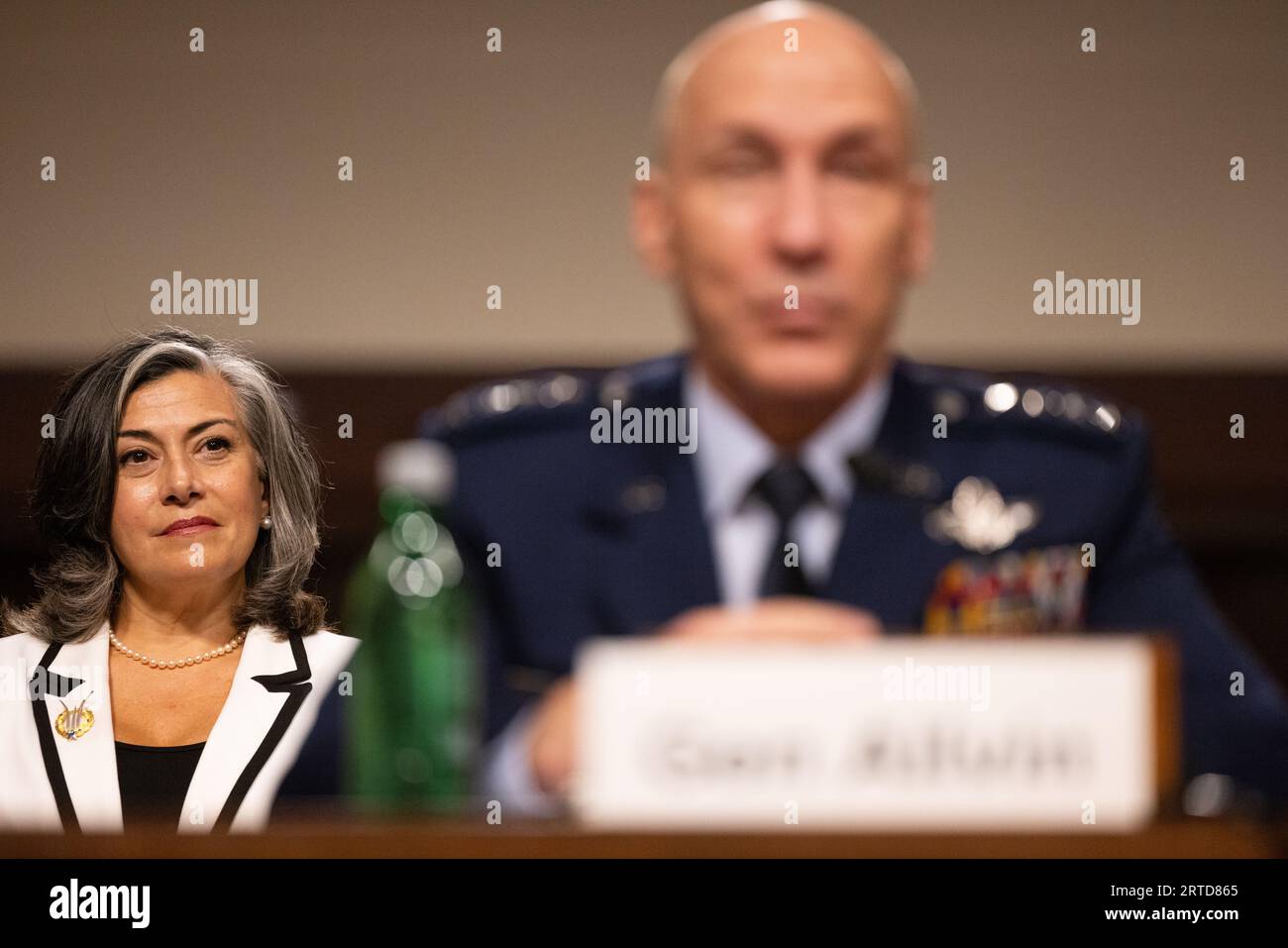 Washington, USA. 12 settembre 2023. Gina Allvin, moglie del generale David Allvin, guarda mentre testimonia durante un'audizione delle candidature del comitato per i servizi armati del Senato sulla sua riconferma al grado di generale e di essere capo di stato maggiore dell'aeronautica statunitense il 12 settembre 2023 a Capitol Hill a Washington, DC (Julia Nikhinson/Sipa USA) credito: SIPA USA/Alamy Live News Foto Stock