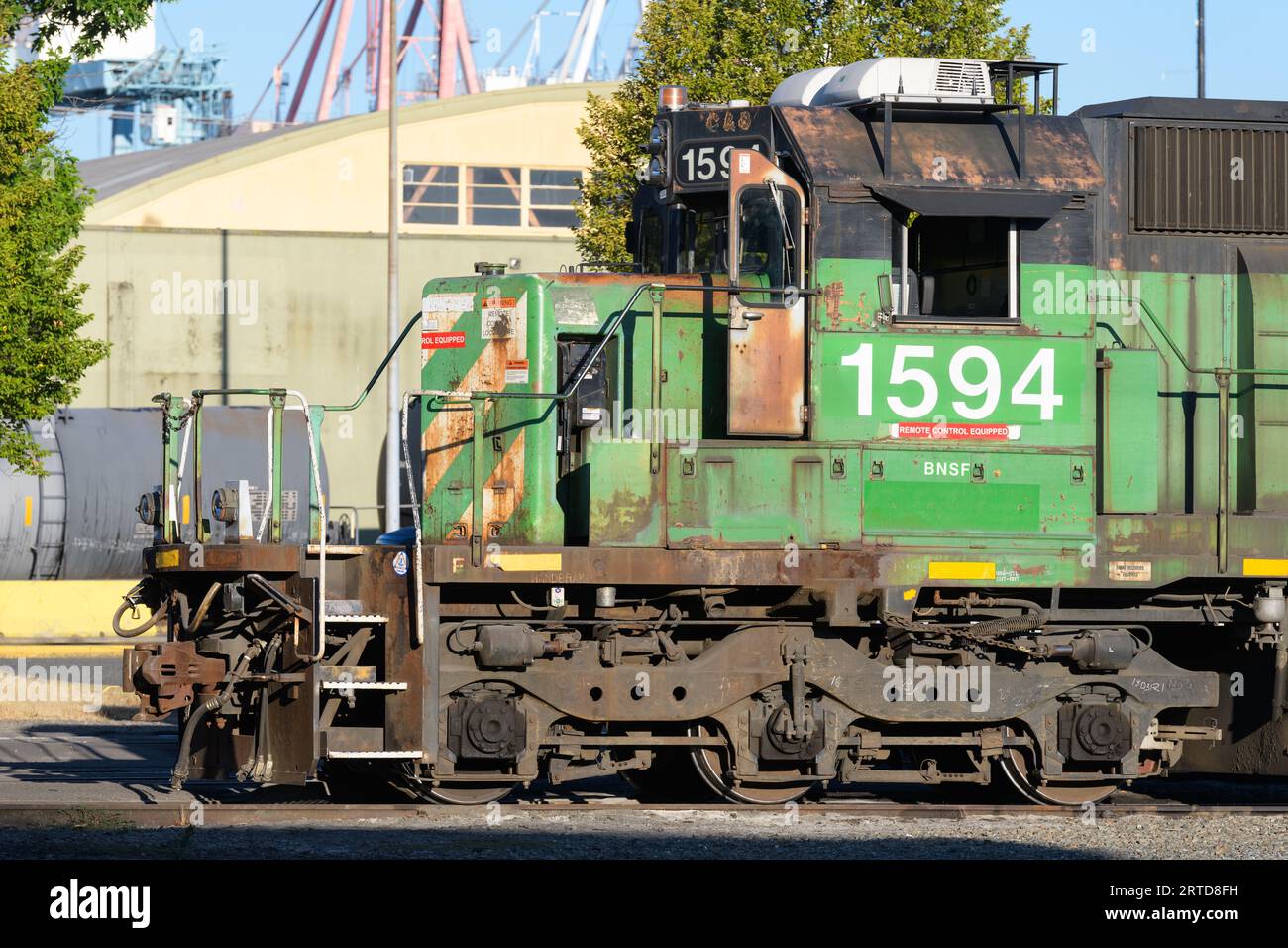 Seattle - 9 settembre 2023; BNSF 1594 al Seattle Stacy Yard nell'ex livrea verde Burlington Northern Foto Stock