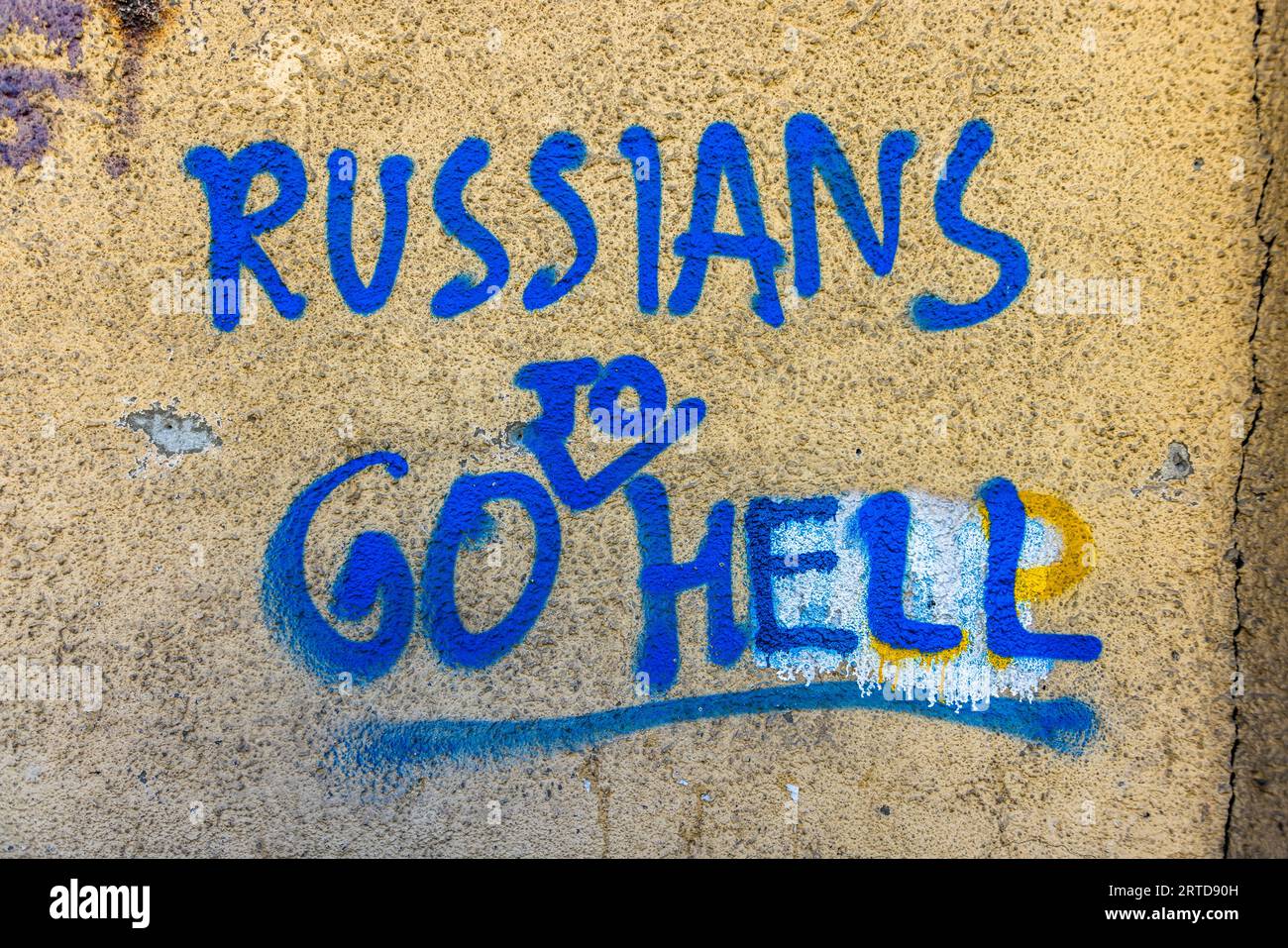Graffiti sul muro di una casa a Tbilisi, Georgia: I russi vanno all'inferno Foto Stock