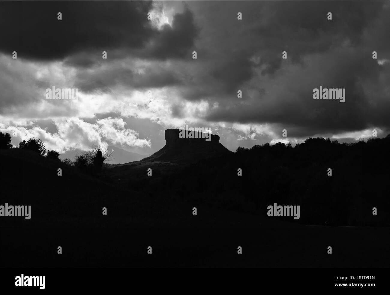 Toscana tranquilla: La bellezza mozzafiato dei Colli Appennini Tosco-Emiliani con la roccia di Bismantova in lontananza Foto Stock