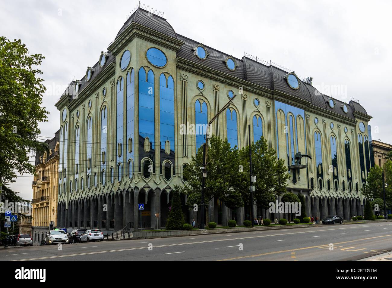 Il Museo Georgiano delle Belle Arti (Georgiano: ქართული სახვითი ხელოვნების მუზეუმი) si estende lungo il 7 di Rustaveli Avenue a Tbilisi, in Georgia, di fronte al Parlamento. Alte finestre ad arco con struttura in vetro blu caratterizzano la facciata in pietra verde pallido, e archi appuntiti costeggiano il piano terra. Finestre ovali si trovano nel tetto scuro. Una scultura di aquila, l'emblema del museo, corona la facciata. È modellata su antiche figure di aquila scoperte a Vani. Alberi decidui si trovano davanti all'edificio, e le auto viaggiano lungo il viale. L'architetto Archil Kurdiani ha progettato l'edificio, e il museo ha aperto nel 2018. Es sh Foto Stock