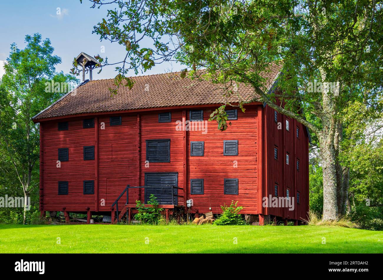 Vecchio edificio storico in costruzione regionale tipica a Smaland, regione di Oskarshamn, contea di Kalmar, Svezia. Foto Stock