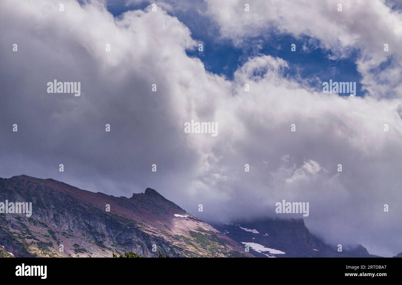 Formazioni di nuvole sulle montagne nella zona dei numerosi ghiacciai del Glacier National Park in Montana. Foto Stock