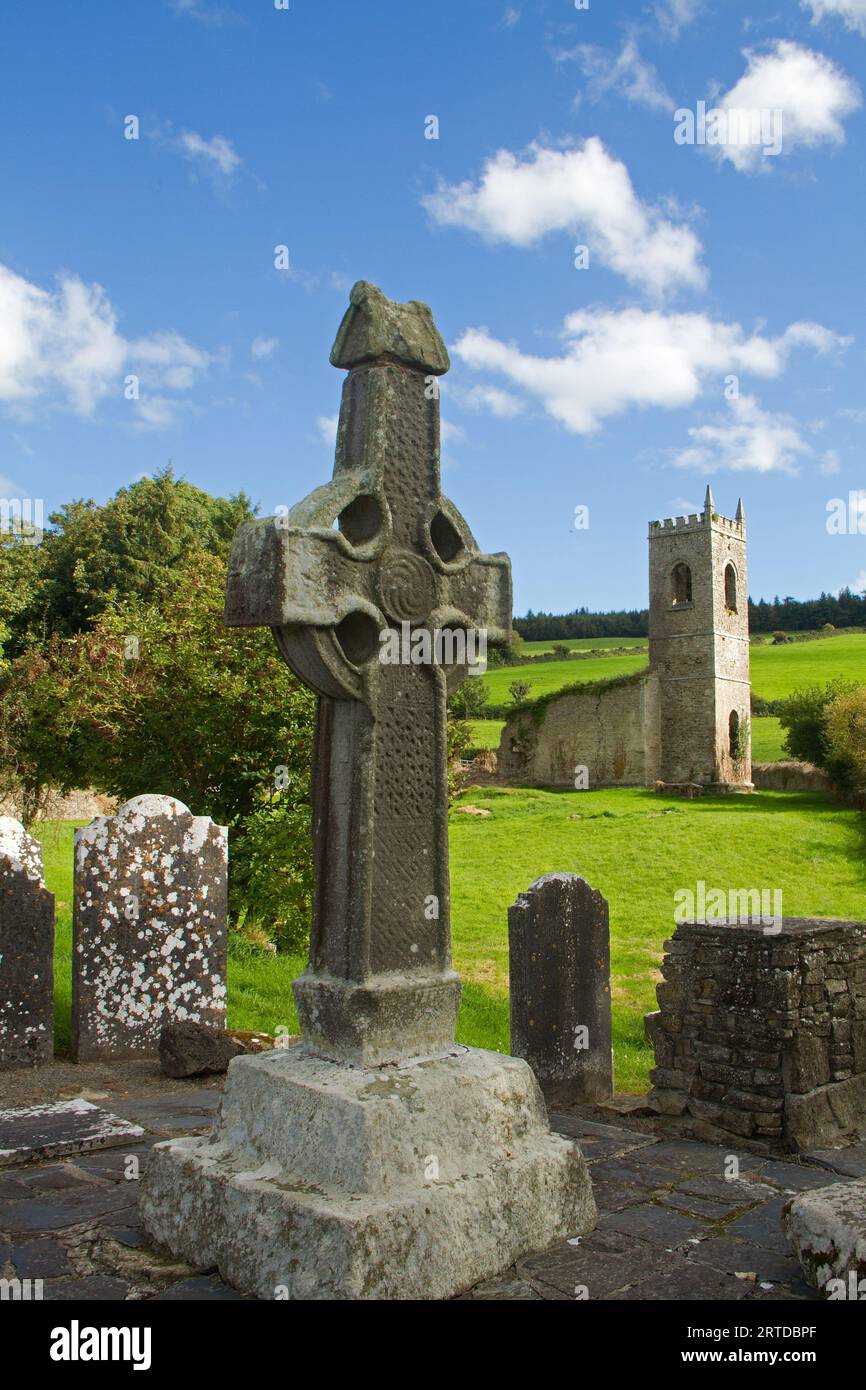 Croce alta, rovine della chiesa e del cimitero di Killamery, Kilkenny, Irlanda Foto Stock