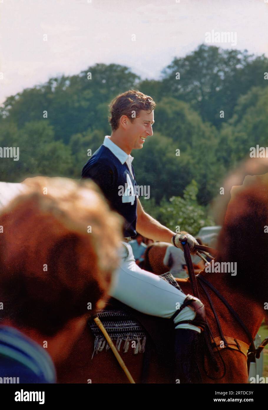 Prince Charles cavalcando pony di polo al Guards Polo Club, Smiths Lawn, Windsor Great Park Estate 1980 la foto è stata restaurata utilizzando ai, Topaz Pho ai Foto Stock