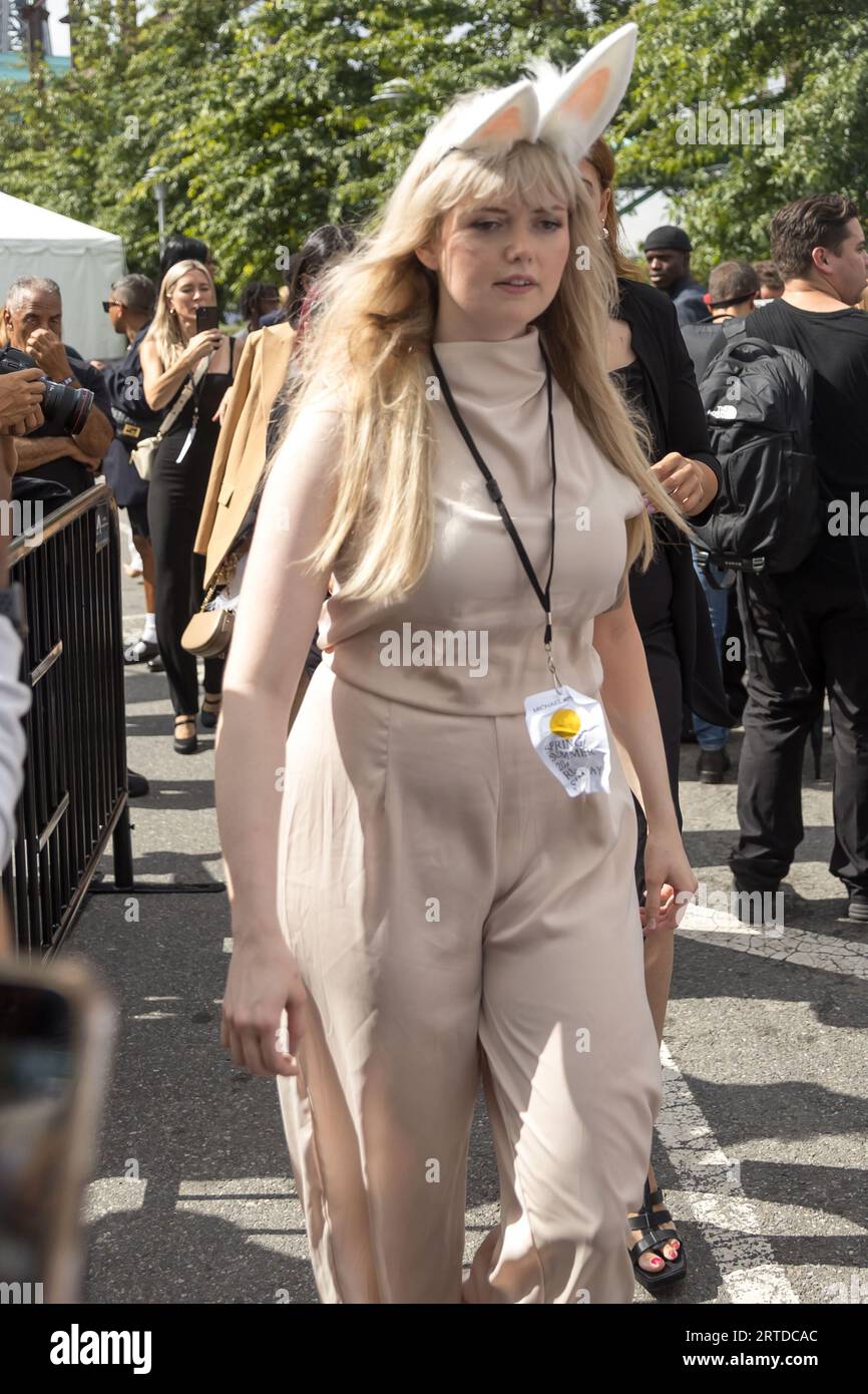 New York, NY, USA. 11 settembre 2023. Il manifestante per la causa degli animali viene rimosso dalla parata, sfilata Michael Kors Collection Primavera/Estate 2024 al Domino Park l'11 settembre 2023 a Brooklyn, New York (Credit Image: © William Volcov/ZUMA Press Wire) SOLO PER USO EDITORIALE! Non per USO commerciale! Foto Stock