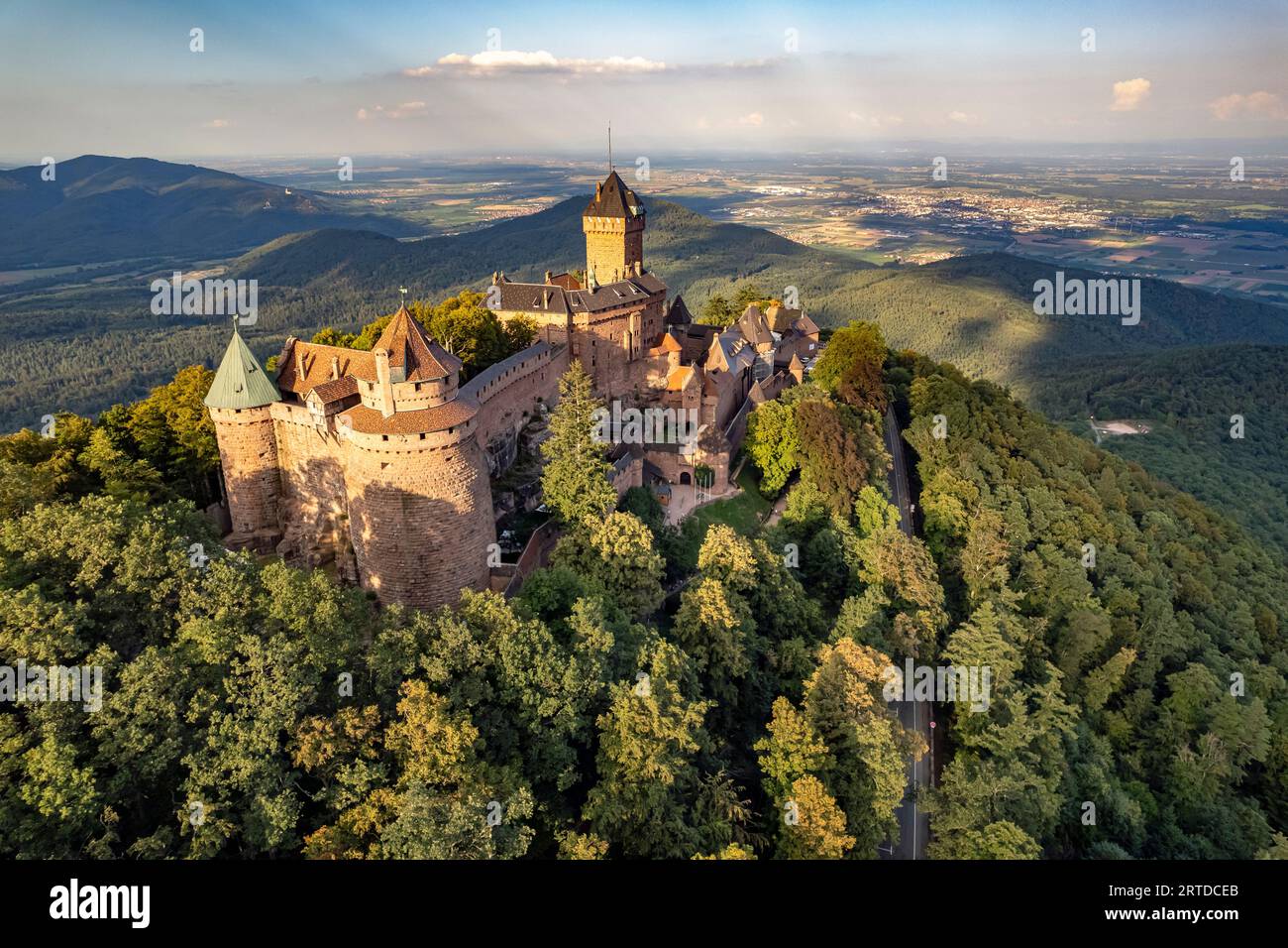 Die Hohkönigsburg Chateau du Haut-Koenigsbourg aus der Luft gesehen, Orschwiller, Elsass, Frankreich | Vista aerea del castello di Haut-Ko Foto Stock